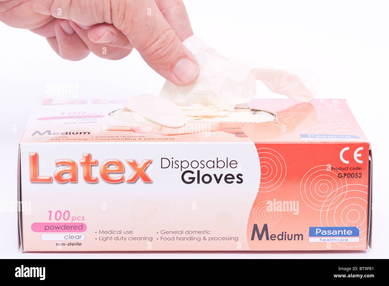 Una scatola di lattice guanti monouso per uso medico su sfondo bianco Foto Stock