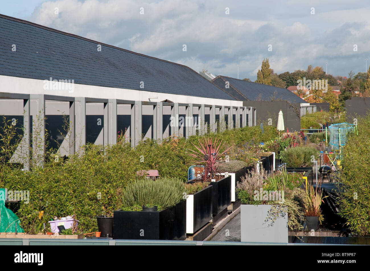 Giardinaggio in città.Comignolo Park, tradizionale proprietà terrazzati a Salford ristrutturato da Urban Spash,design by Shedkm. Foto Stock