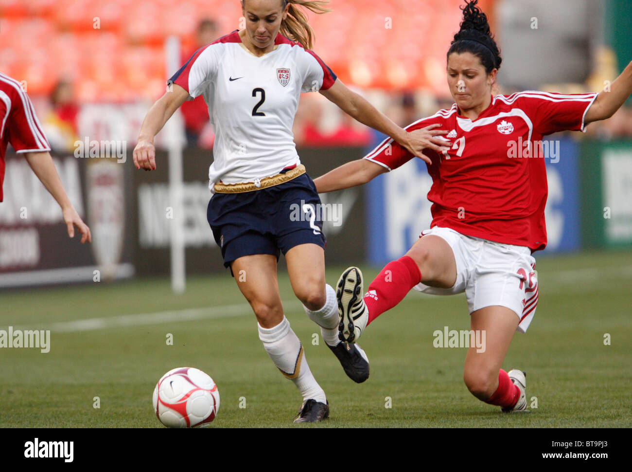 WASHINGTON - 10 MAGGIO: Jonelle Filigno del Canada (R) tenta di affrontare il pallone da Heather Mitts degli Stati Uniti (L) durante un'amichevole internazionale di calcio allo RFK Stadium 10 maggio 2008 a Washington, DC. Solo uso editoriale. Uso commerciale vietato. (Fotografia di Jonathan Paul Larsen / Diadem Images) Foto Stock