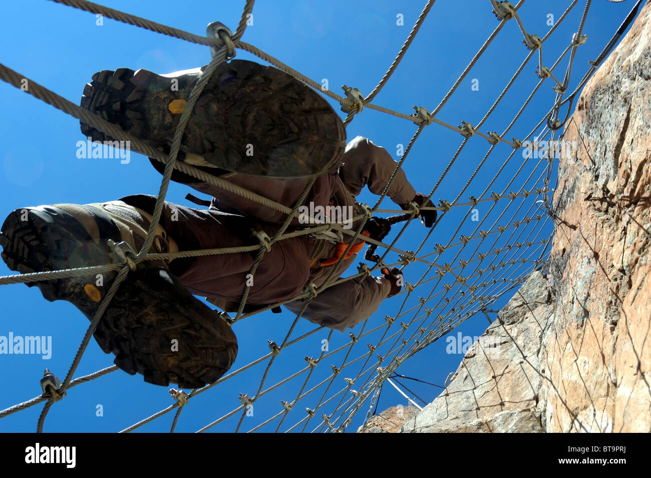 Scalatore su La Resgia, una via ferrata in Pontresina Engadin St. Moritz svizzera Foto Stock