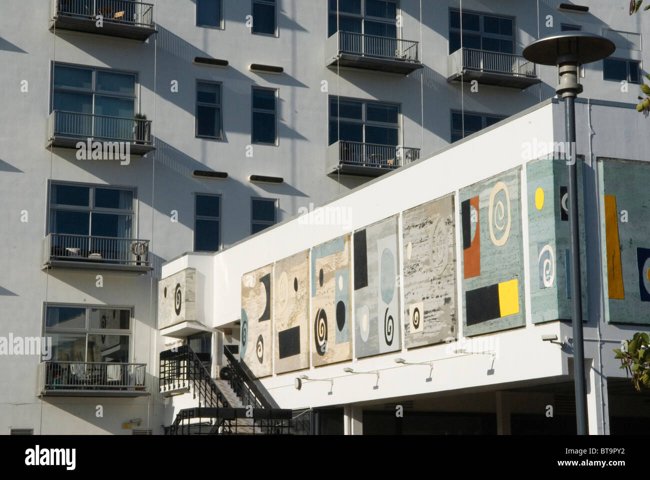 Il Piper Building, i John Piper Murals decorano un condominio di appartamenti a Fulham, Londra, Regno Unito. 2010 2010S UK HOMER SYKES Foto Stock