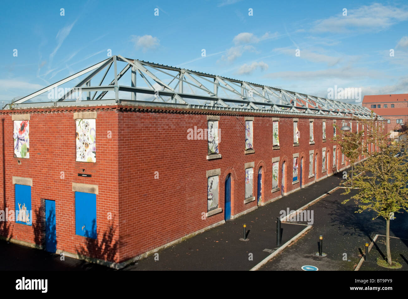 La facciata della proprietà terrazzati con lavori di acciaio in posizione prima di riconversione da Urban Splash.Comignolo Park,Salford. Foto Stock