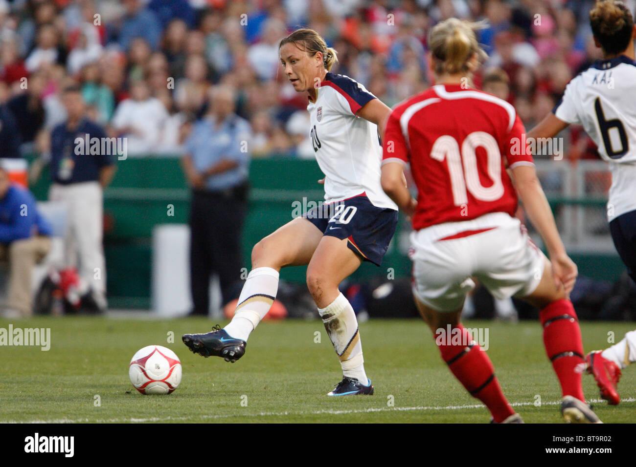 Abby Wambach degli Stati Uniti passa la palla durante un calcio internazionale amichevole contro il Canada. Foto Stock