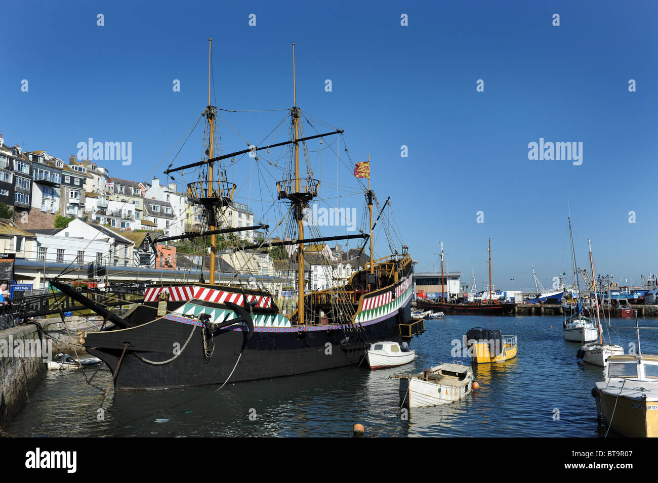 La replica della Golden Hind nave nel porto di Brixham Devon UK Foto Stock