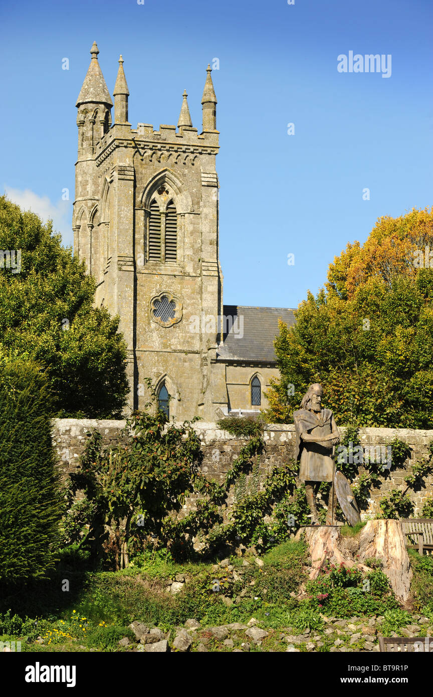 Statua di re Alfred nelle rovine di Shaftesbury Abbey (la torre appartiene alla chiesa della Santa Trinità) DORSET REGNO UNITO Foto Stock