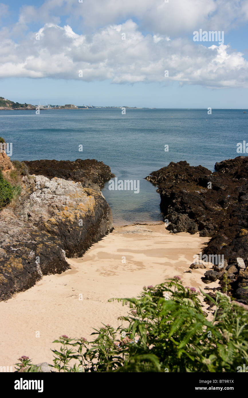 Riparata spiaggia sabbiosa vicino San Pietro porto, Guernsey Foto Stock