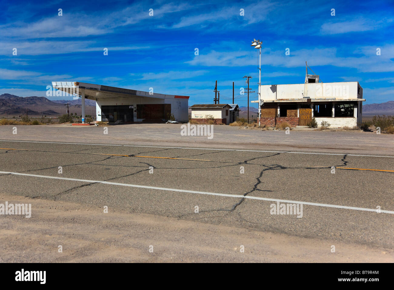 Case abbandonate e la stazione di gas sulla storica Route 66, Ludlow, California, USA, America del Nord Foto Stock