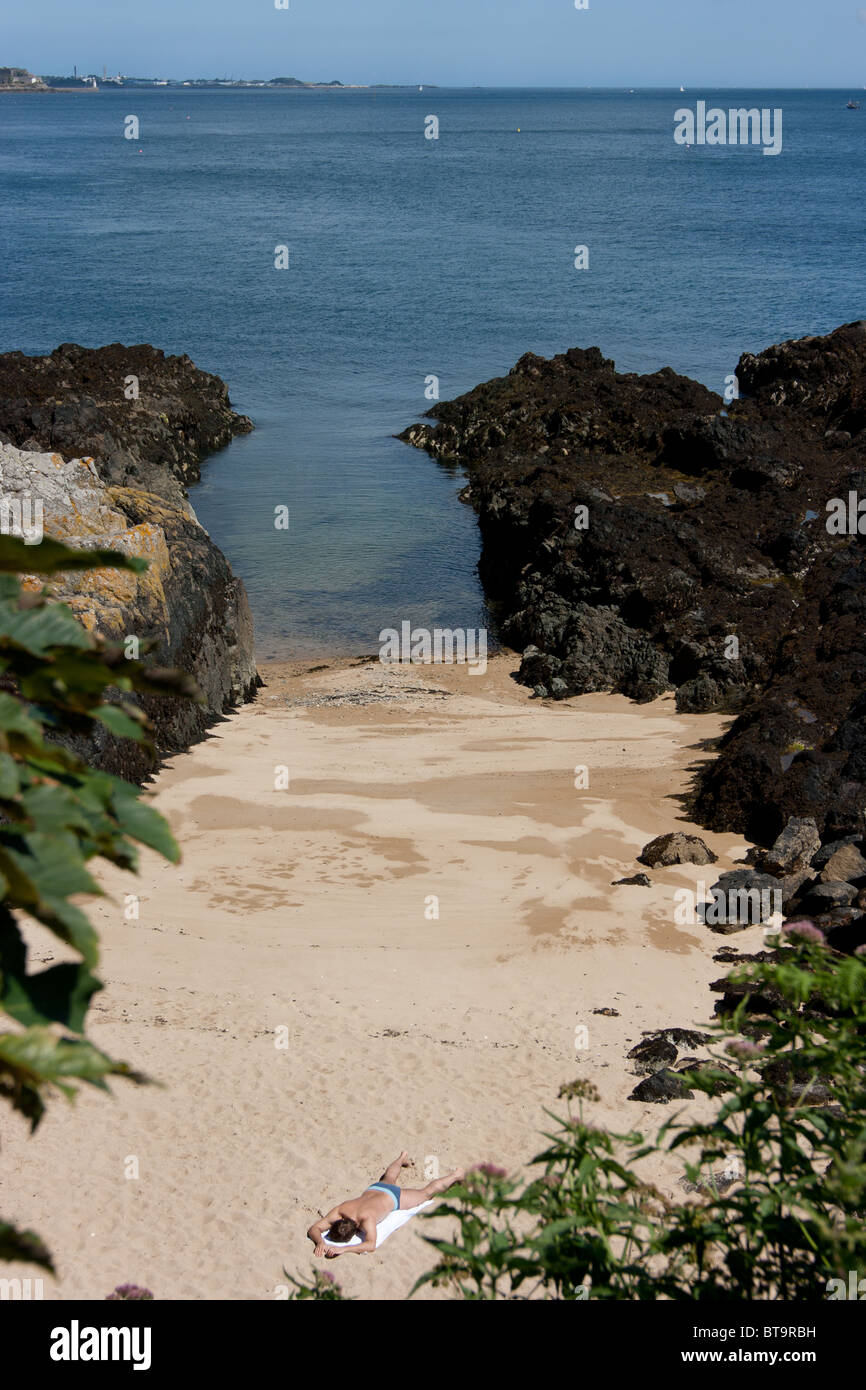 Riparata spiaggia sabbiosa vicino San Pietro porto, Guernsey Foto Stock