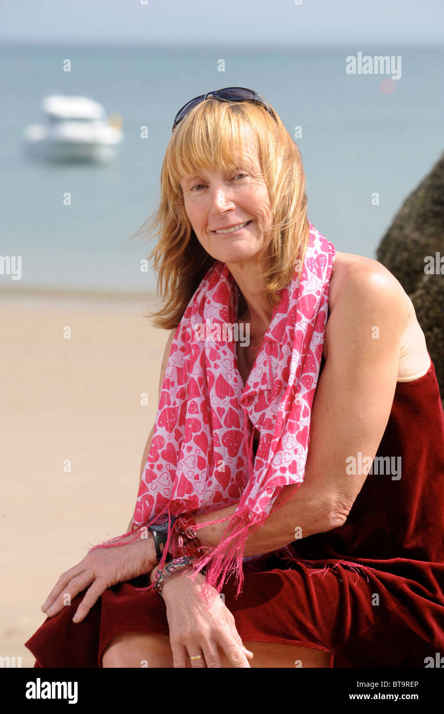 Rosie Swale Papa torna a casa in Tenby, Wales UK dopo aver camminato tutto il mondo per aumentare la consapevolezza del cancro Foto Stock