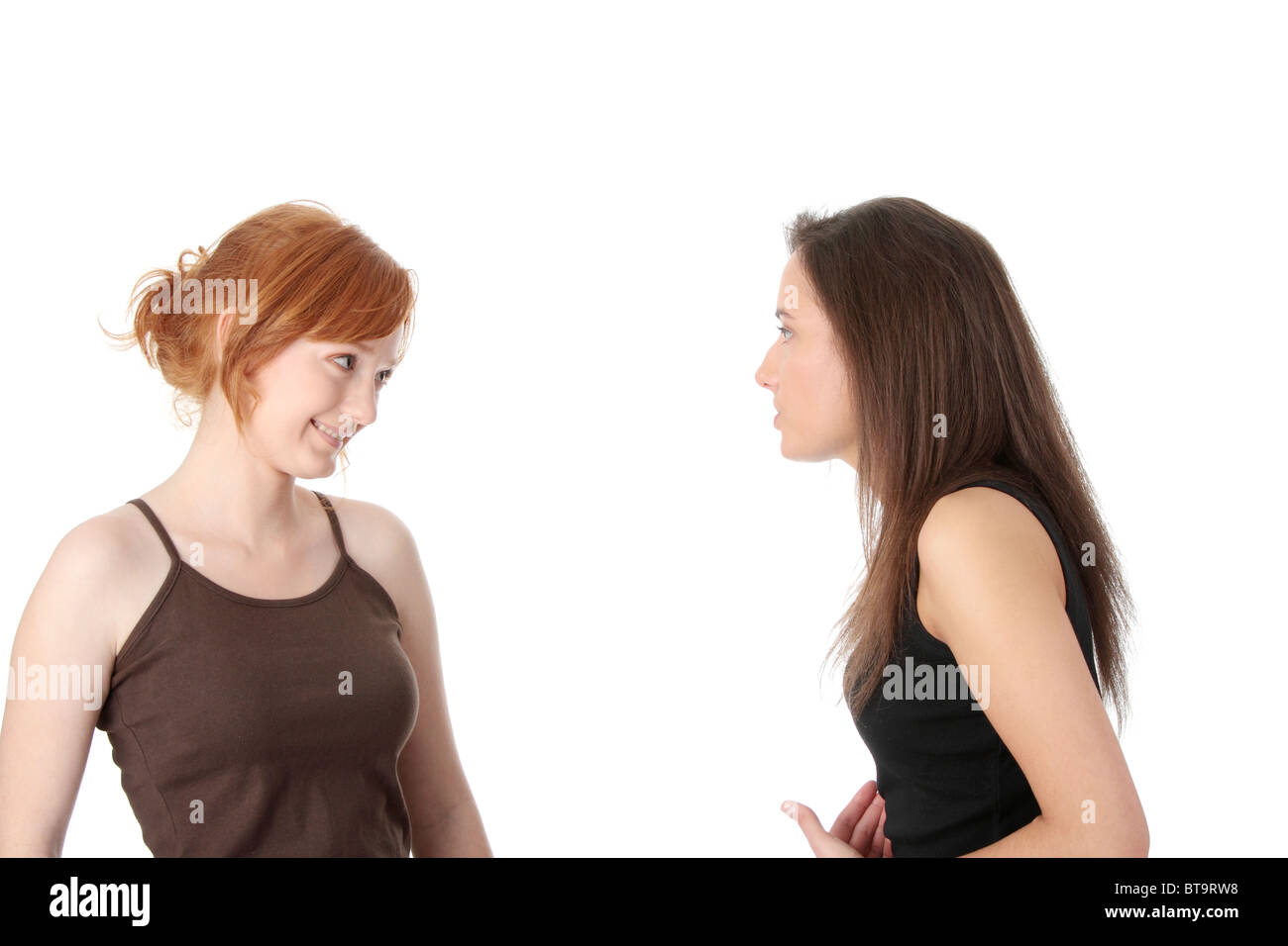 Due giovani womans parlando isolati su sfondo bianco Foto Stock
