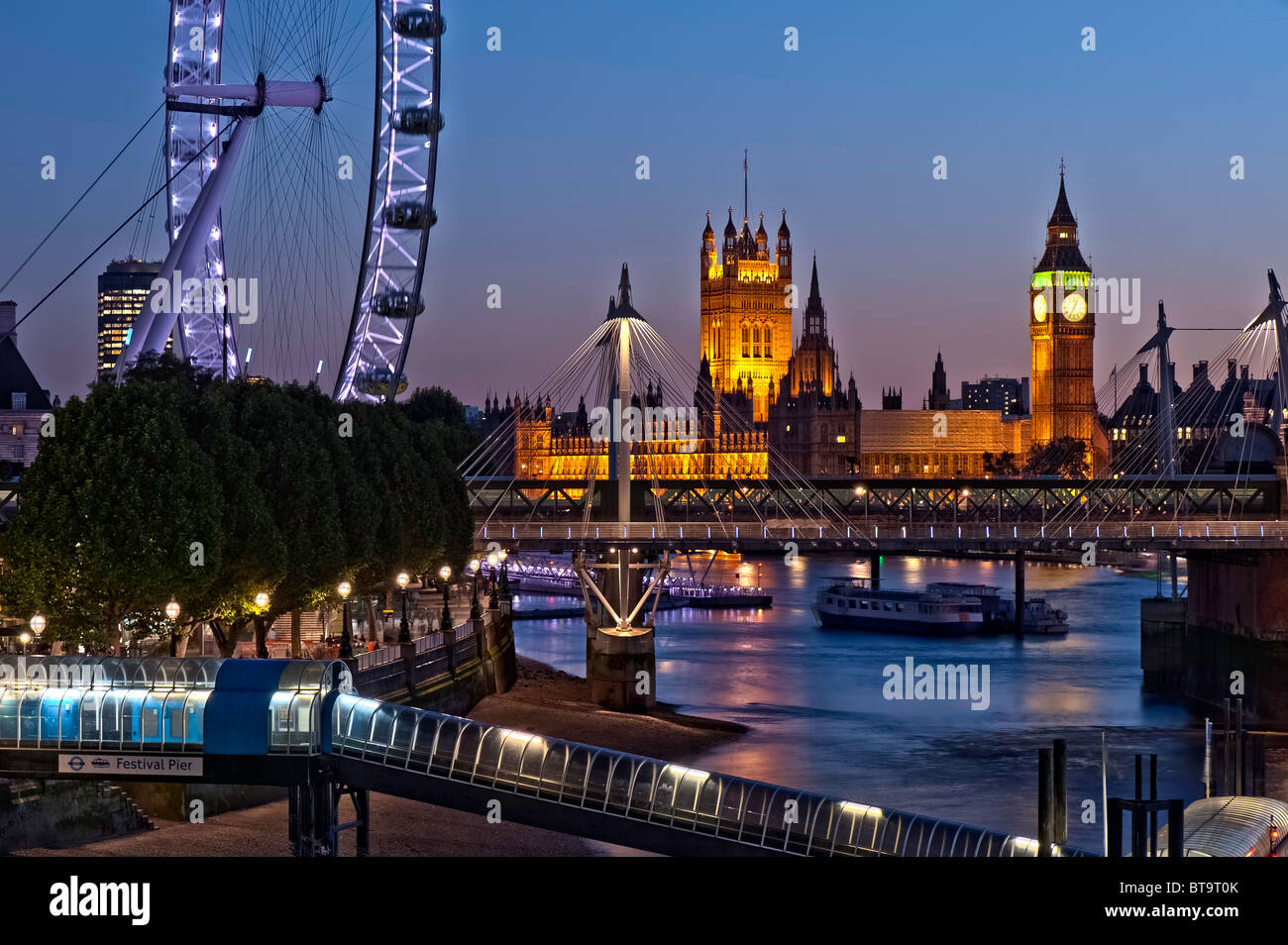 La Casa del Parlamento e il fiume Tamigi di notte, Londra, Regno Unito Foto Stock