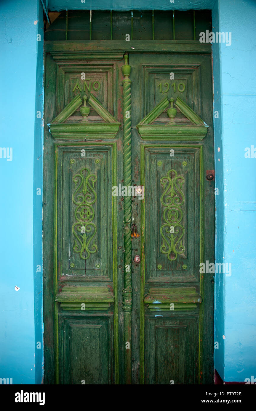 Un vecchio, sbiaditi verde porta dipinta in streghe Market street di La Paz in Bolivia. Foto Stock