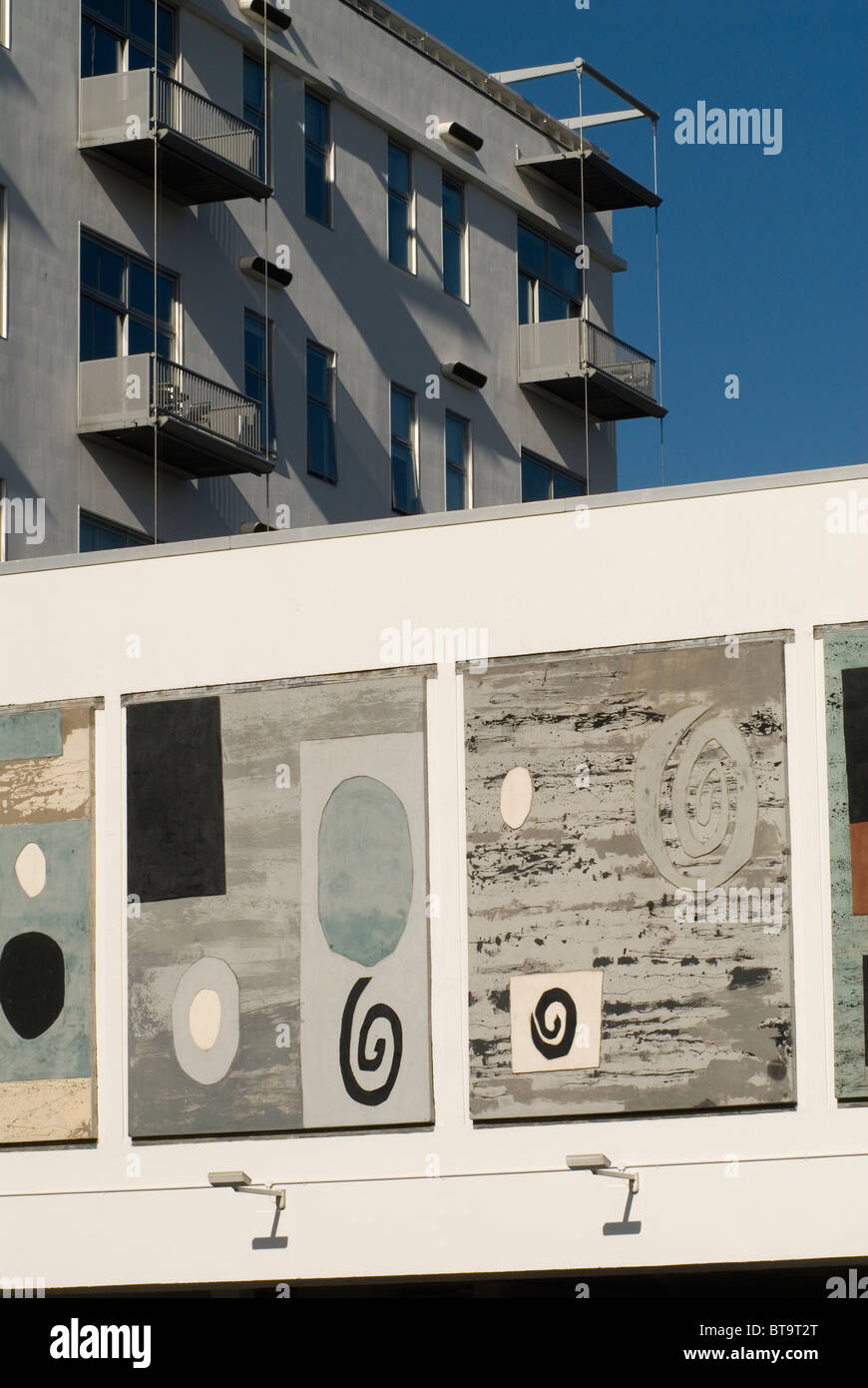 Il Piper Building, i John Piper Murals decorano un condominio di appartamenti a Fulham, Londra, Regno Unito. 2010 2010S UK HOMER SYKES Foto Stock