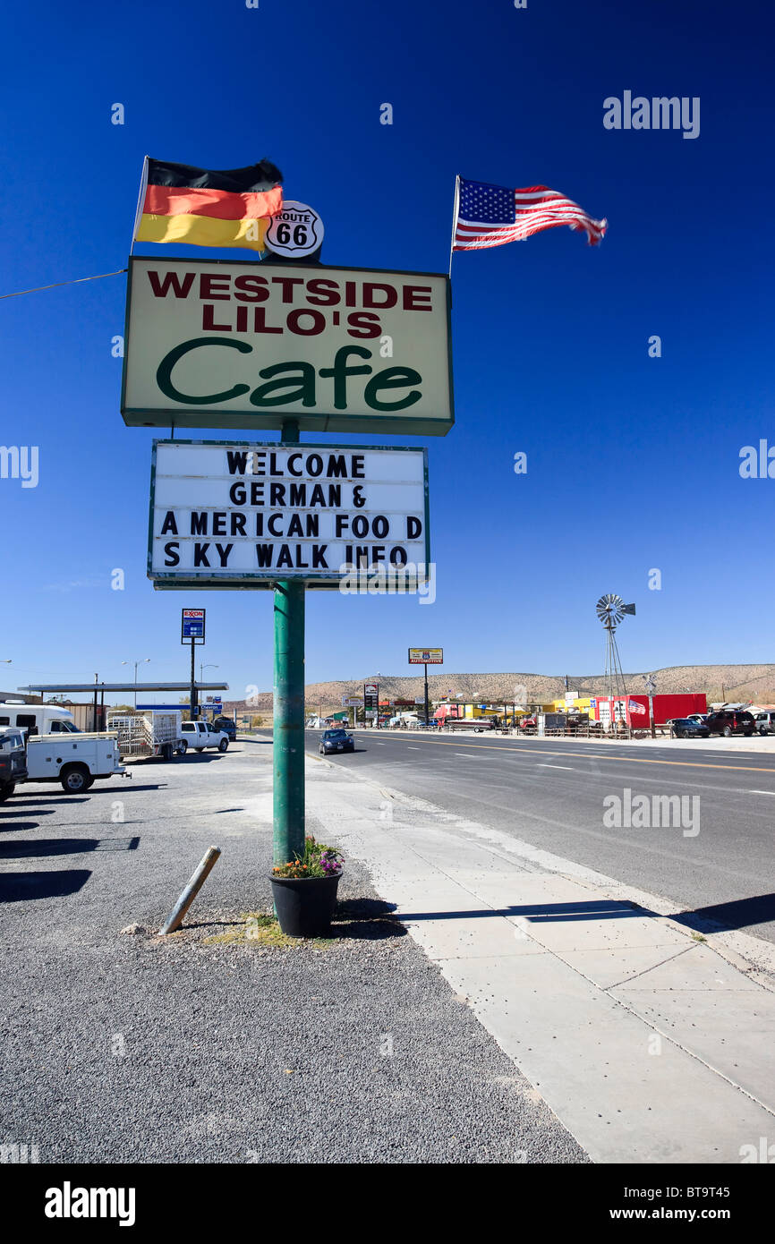 Pubblicità segno e bancarelle sulla storica Route 66, Antares, Kingman, Arizona, USA, America del Nord Foto Stock