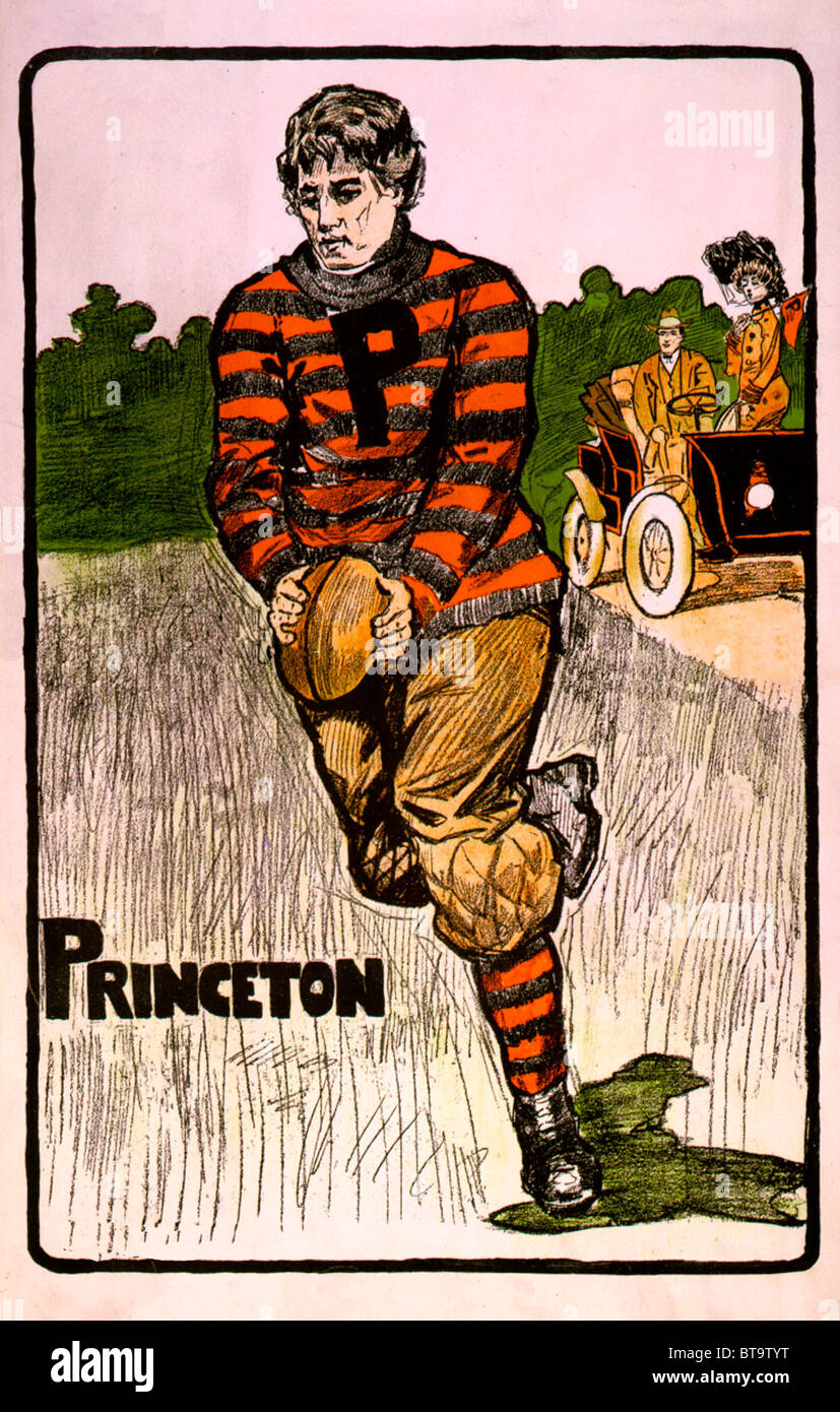 Princeton football player, verso sinistra con il calcio; l uomo e la donna in automobile dietro di lui, circa 1902 Foto Stock