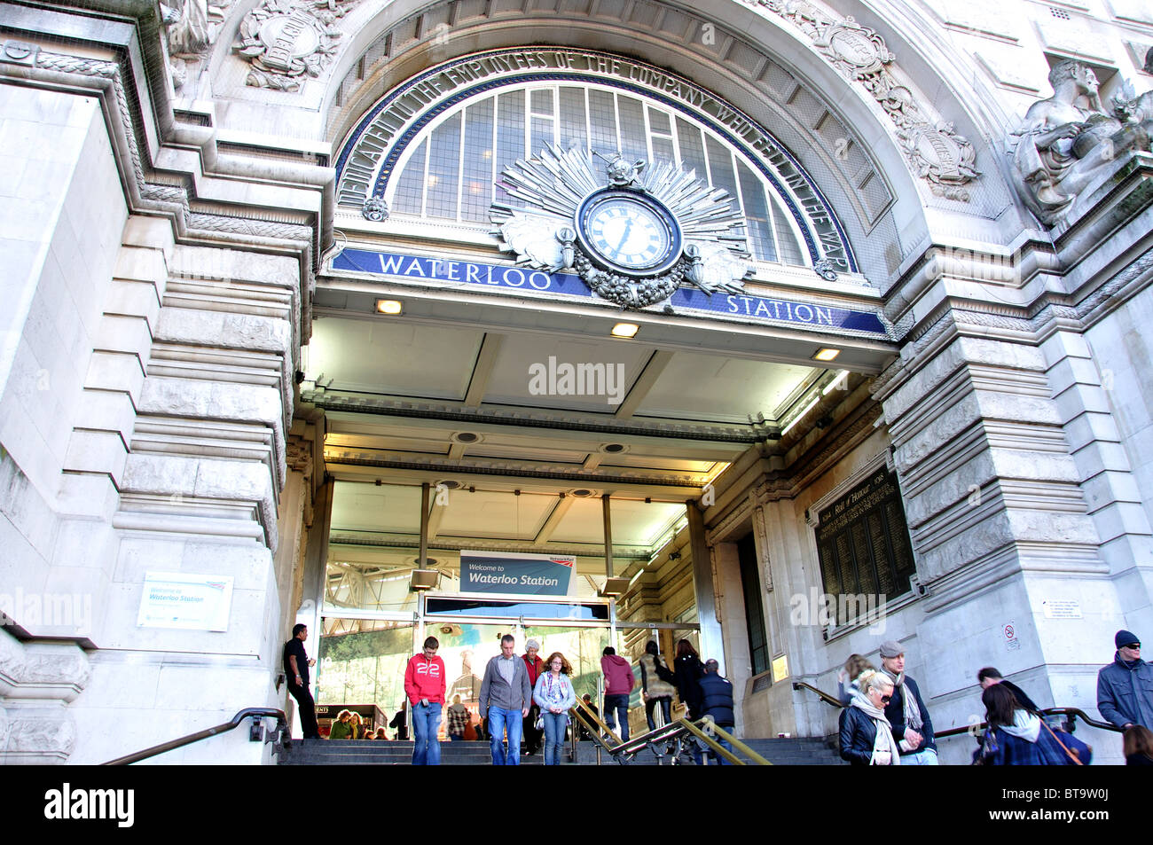 Ingresso principale con la stazione di Waterloo, Waterloo, London Borough di Lambeth, Greater London, England, Regno Unito Foto Stock