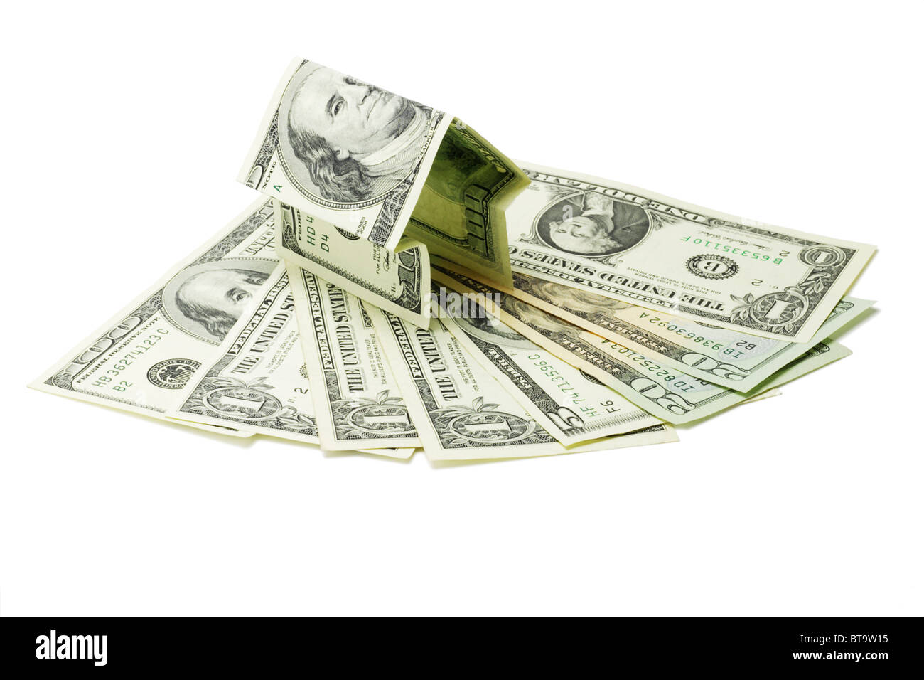Casa denaro e US dollar note su sfondo bianco Foto Stock