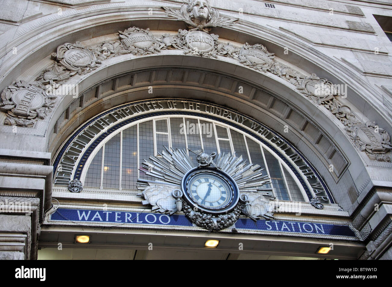 Ingresso principale con la stazione di Waterloo, Waterloo, London Borough di Lambeth, Greater London, England, Regno Unito Foto Stock