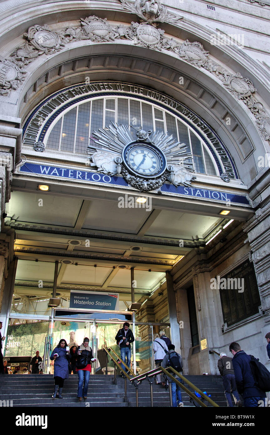Ingresso principale con la stazione di Waterloo, Waterloo, London Borough di Lambeth, Greater London, England, Regno Unito Foto Stock