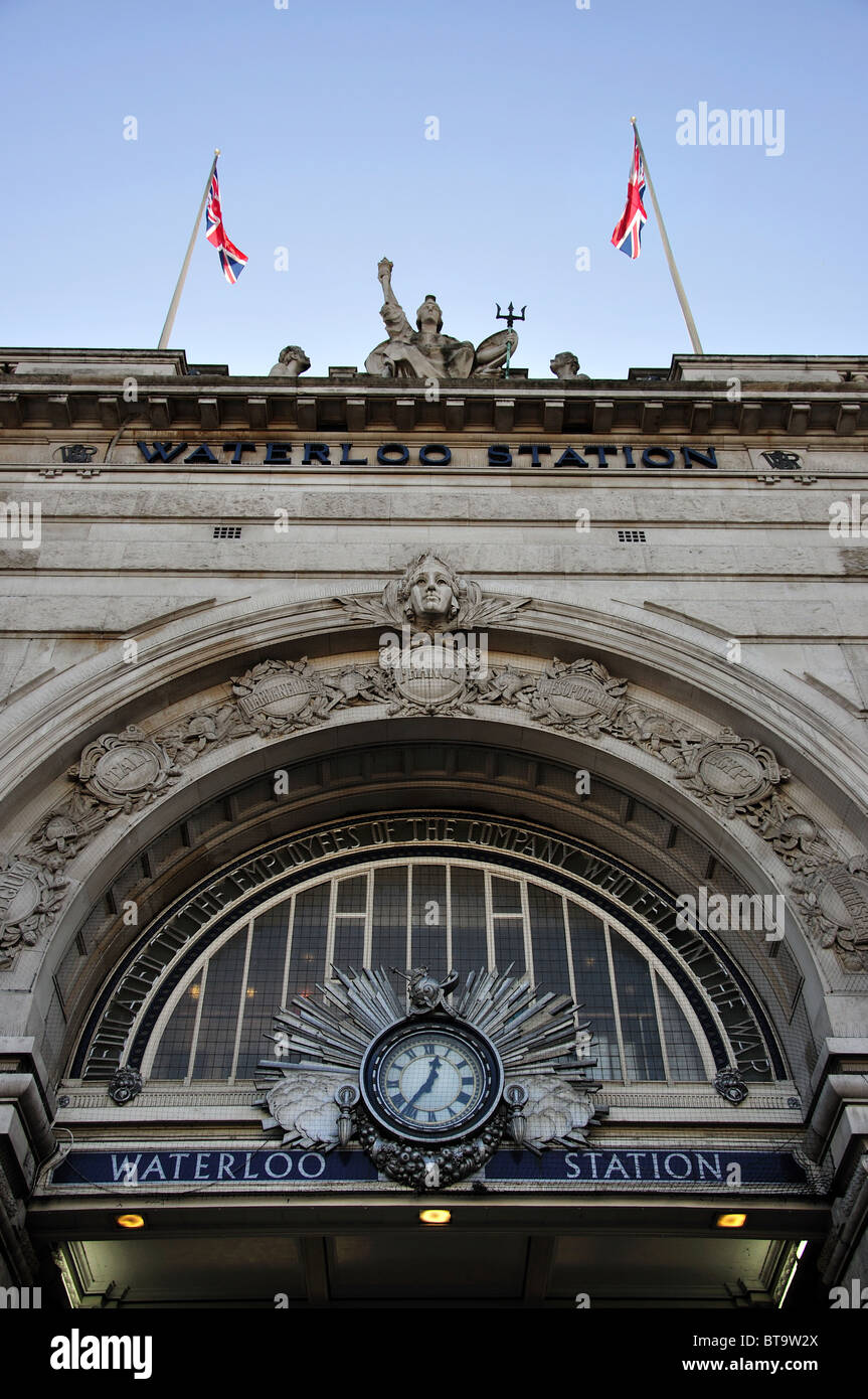 Ingresso principale con la stazione di Waterloo, Waterloo, London Borough di Lambeth, Greater London, England, Regno Unito Foto Stock