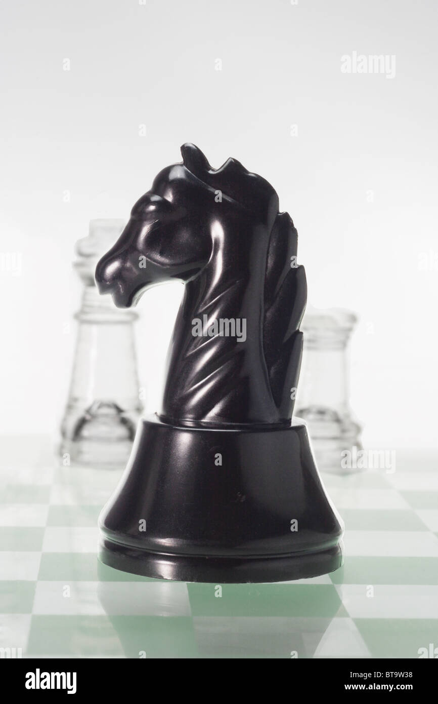 Cavaliere nero sulla scacchiera di vetro Foto Stock