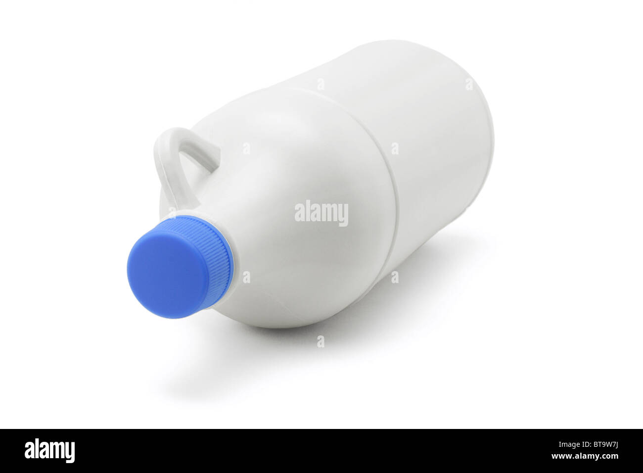 Bottiglia di plastica di detergenti domestici giacenti su sfondo bianco Foto Stock