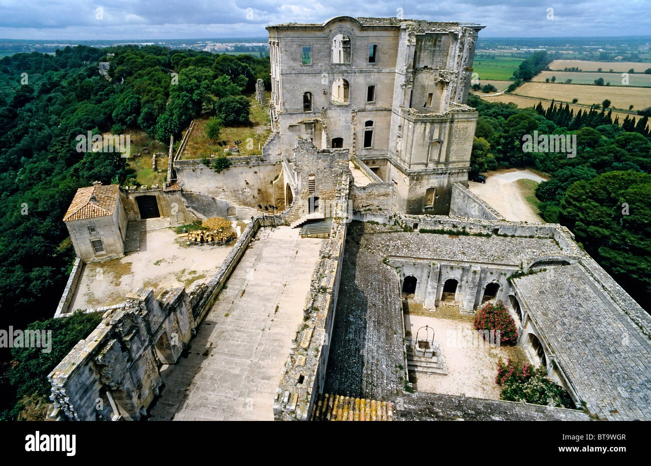 Monastero del XVIII secolo, Rovine dell'Abbazia di Montmajour vicino a Arles, Bouches-du-Rhone, Provenza, Francia meridionale, Francia Foto Stock