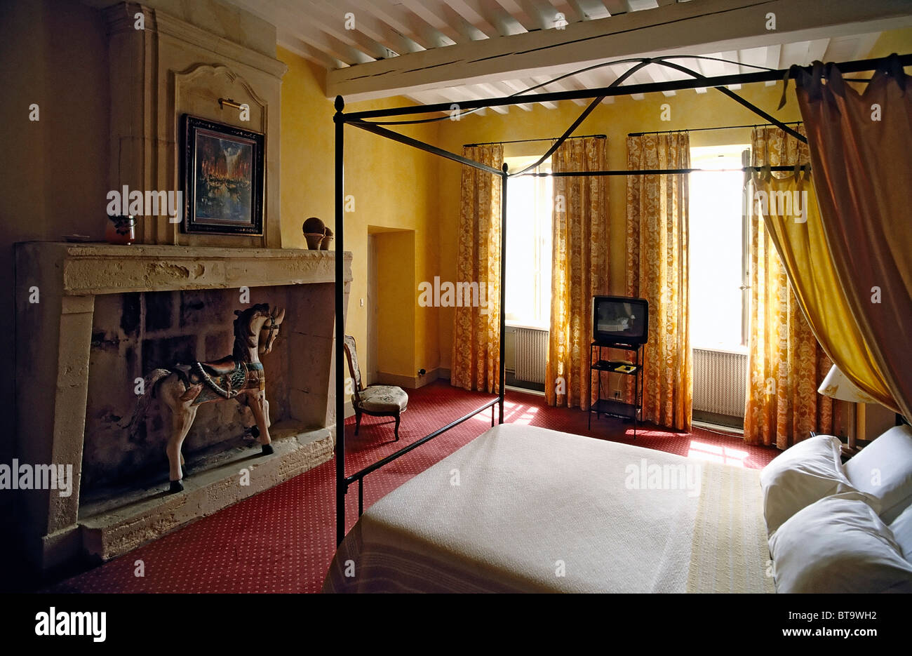Camera da letto con un letto a baldacchino e un camino in una casa storica, Fontvieille vicino a Arles, Provence-Alpes-Côte d'Azur, Var Foto Stock