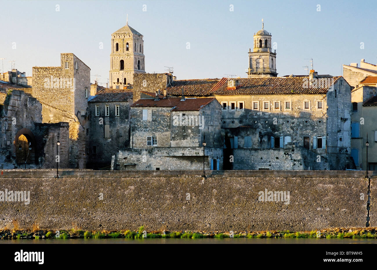 Edifici medievali e la porta della città sulle rive del fiume Rodano, Arles, Bouches-du-Rhone, Provence-Alpes-Côte d'Azur Foto Stock