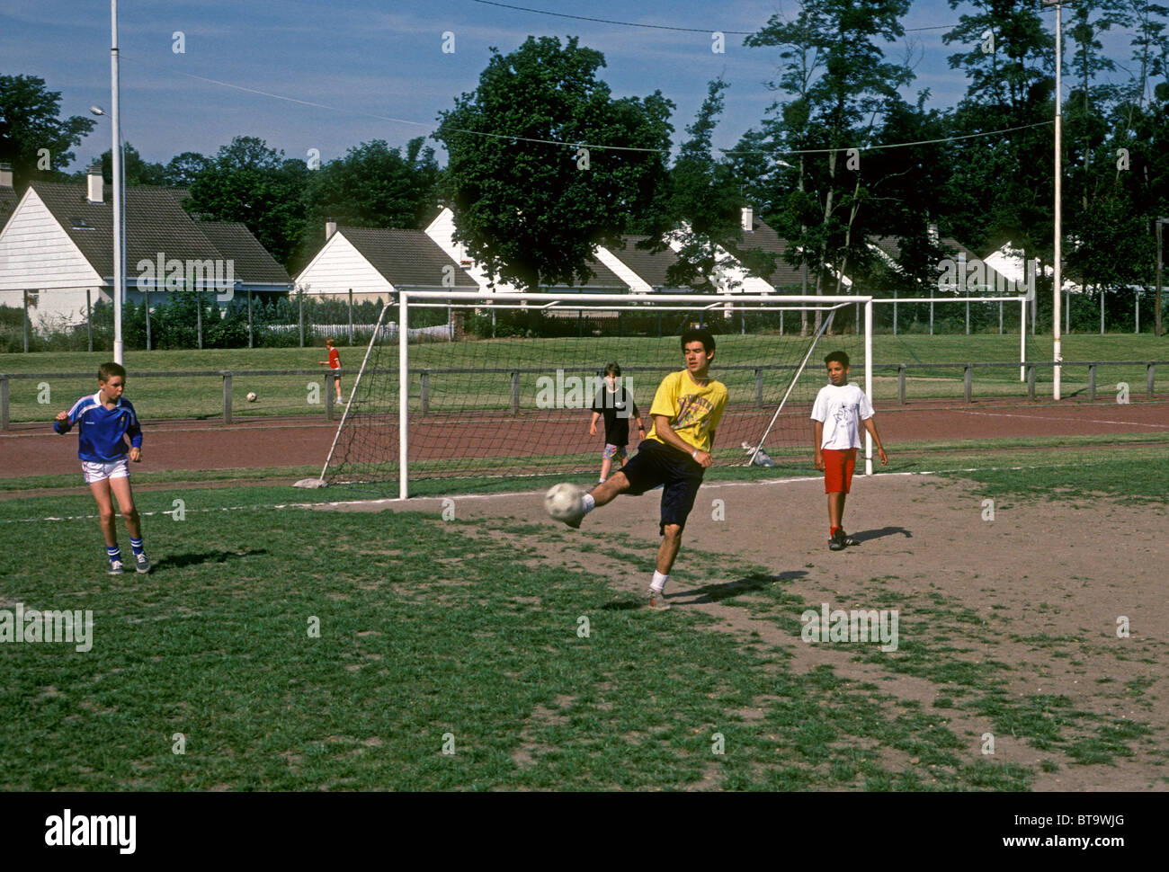 Studenti francesi, palestra classe, giocare a calcio, giocatore di calcio, i giocatori di calcio, gioco di calcio, Verneuil-sur-Seine, Ile-de-France, Francia, Europa Foto Stock