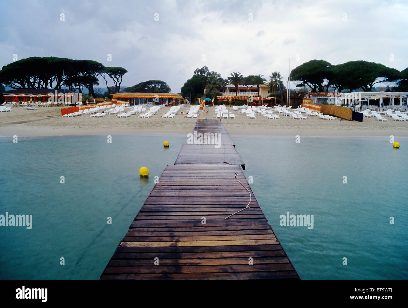 Famosa spiaggia club, Tahiti Plage, cielo nuvoloso e pioggia, Saint-Tropez, Côte d'Azur, Var, Francia meridionale, Francia, Europa Foto Stock