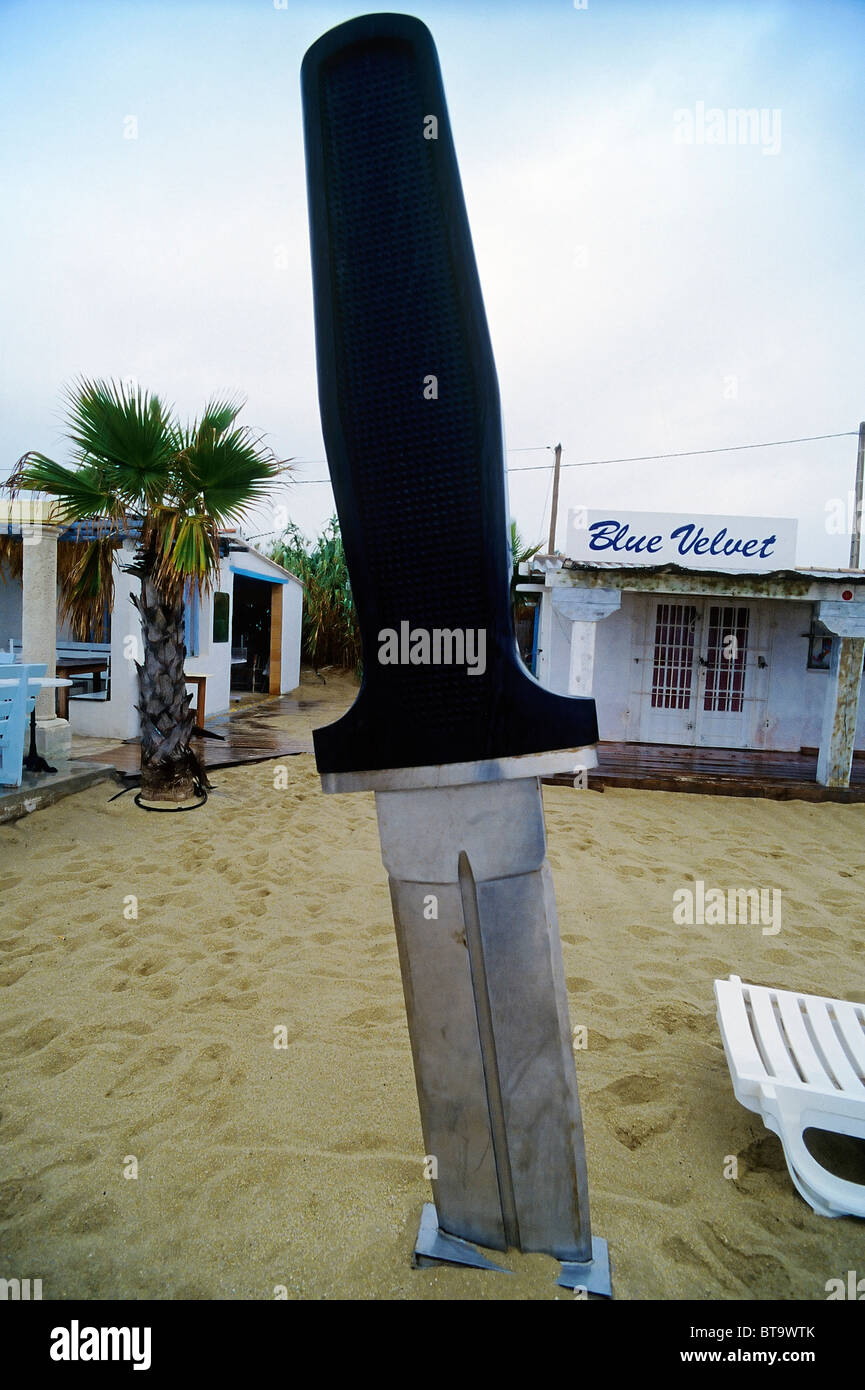 Coltello monumentale bloccato nella sabbia, decorazione, famosa spiaggia club, Tahiti Plage, Saint-Tropez, Côte d'Azur, Var, Francia meridionale Foto Stock