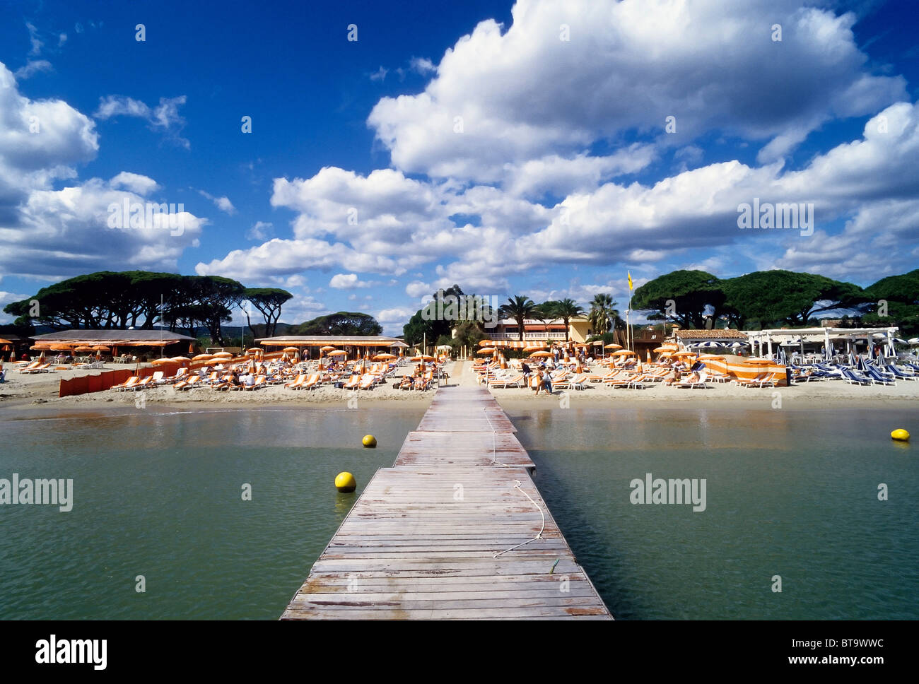 Famosa spiaggia club, Tahiti Plage, Saint-Tropez, Côte d'Azur, Var, Francia meridionale, Francia, Europa Foto Stock