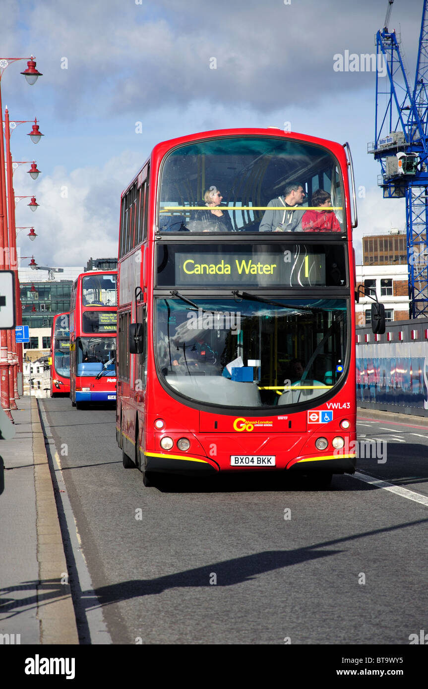 Gli autobus a due piani attraversando il Blackfriars Bridge, città di Londra Greater London, England, Regno Unito Foto Stock