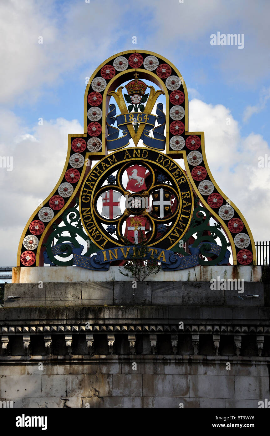 Londra Chatham e dover firmare ferroviarie su Blackfriars Bridge, città di Londra Greater London, England, Regno Unito Foto Stock