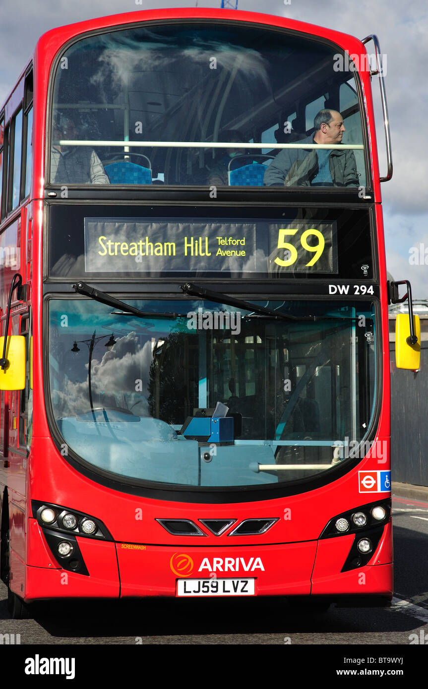 Double-decker bus attraversando il Blackfriars Bridge, città di Londra Greater London, England, Regno Unito Foto Stock