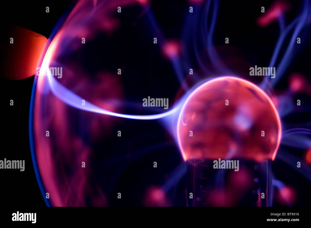 Dito di toccare la lampada al plasma - Attrazione Foto Stock