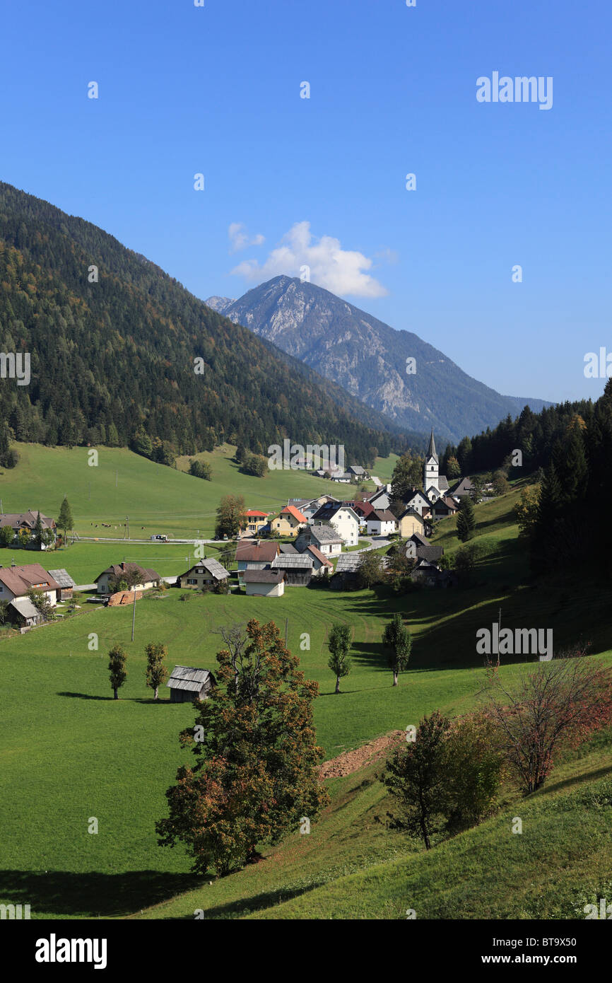 Il villaggio di Zell o Sele, catena montuosa delle Caravanche, Carinzia, Austria, Europa Foto Stock
