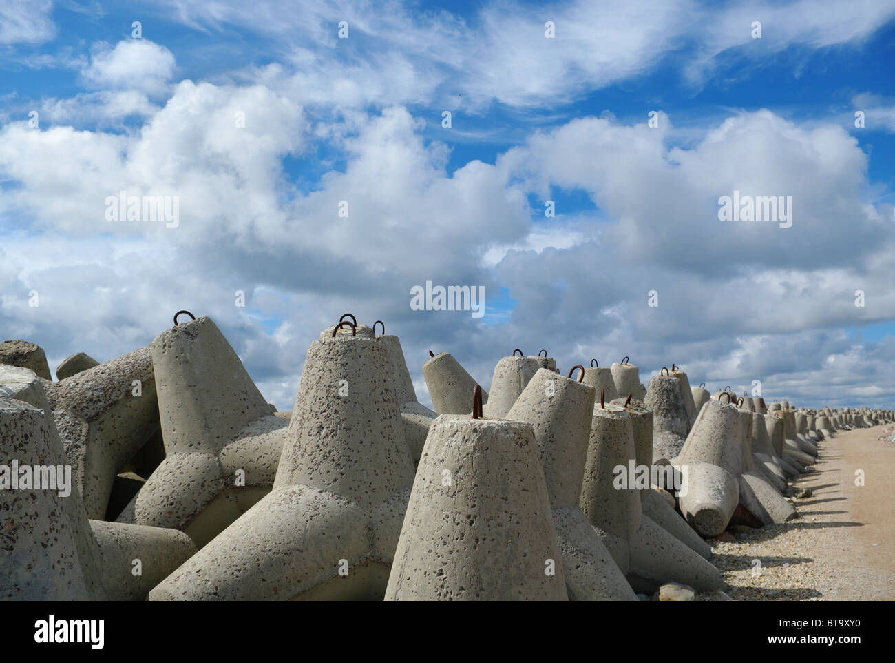 Struttura di frangionde parete in tranguil giorno. Foto Stock