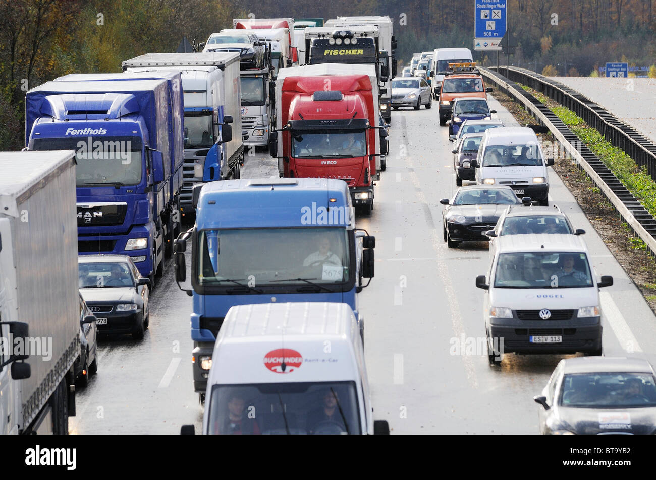 Inceppamento del traffico dopo un incidente sulla A8 autobahn Leonberg, Baden-Wuerttemberg, Germania, Europa Foto Stock