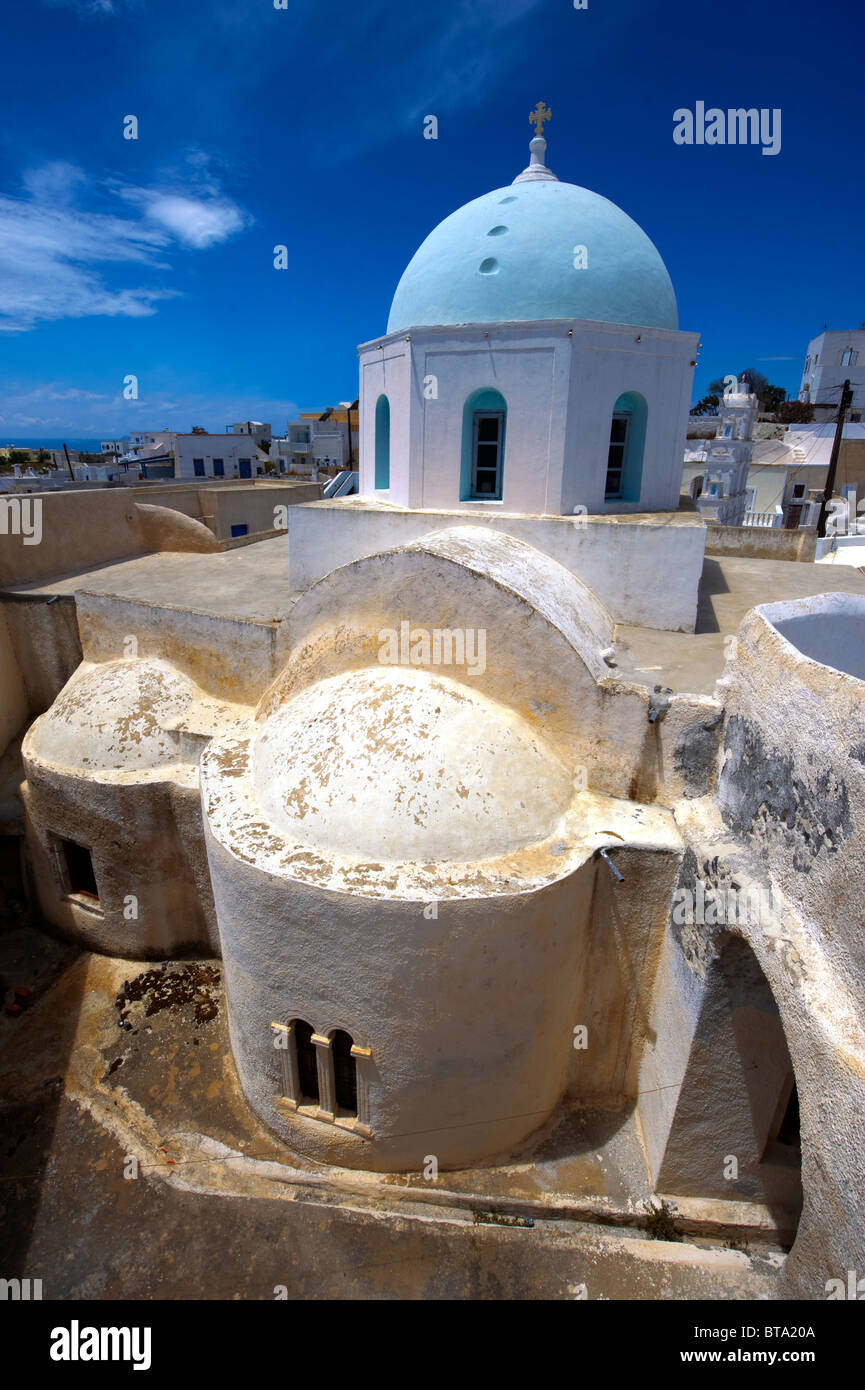 A cupola blu chiesa bizantina di Megalohori e, Santorini, Grecia Foto Stock