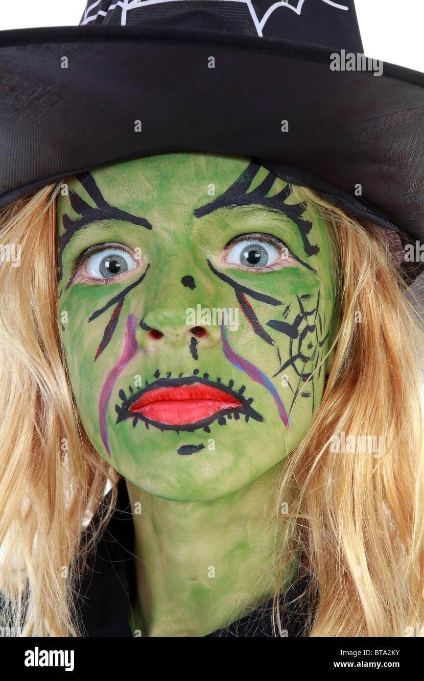 Ritratto di green Halloween Ragazza strega in primo piano Foto stock - Alamy