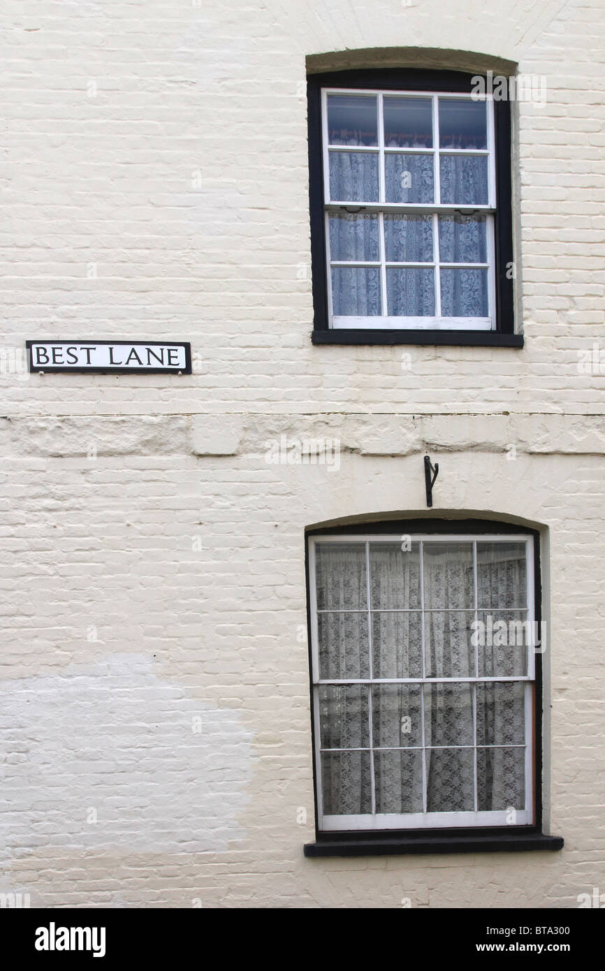 Tipico di piccole case a schiera nella stretta strada chiamata "Migliori Lane' in Canterbury Kent, Regno Unito Foto Stock