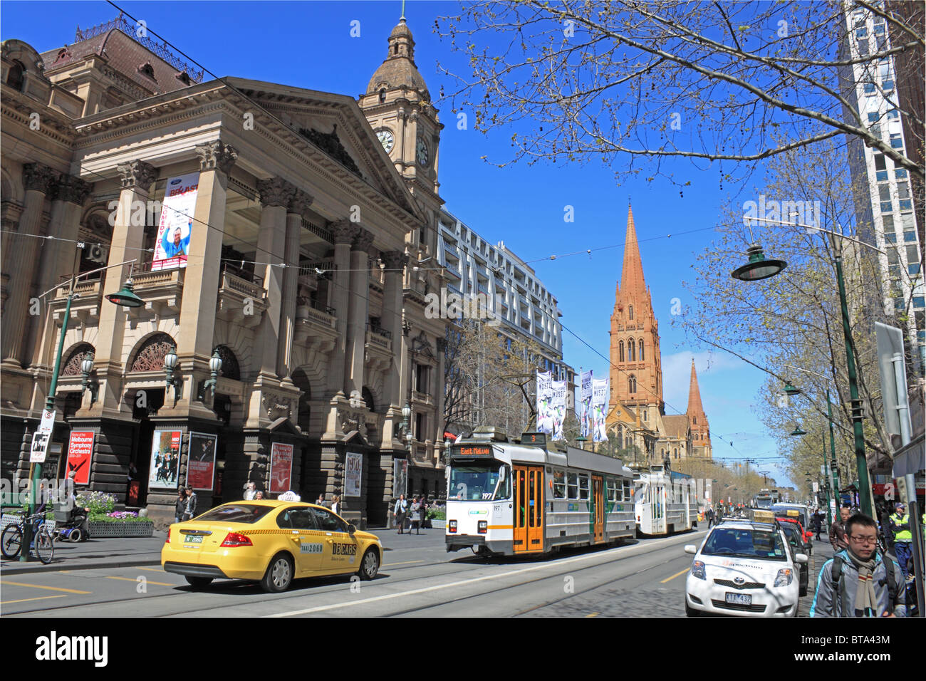 Municipio di Melbourne e la Cattedrale di St Paul e oltre, Swanston Street, il quartiere centrale degli affari, CBD, Victoria, Australia Foto Stock