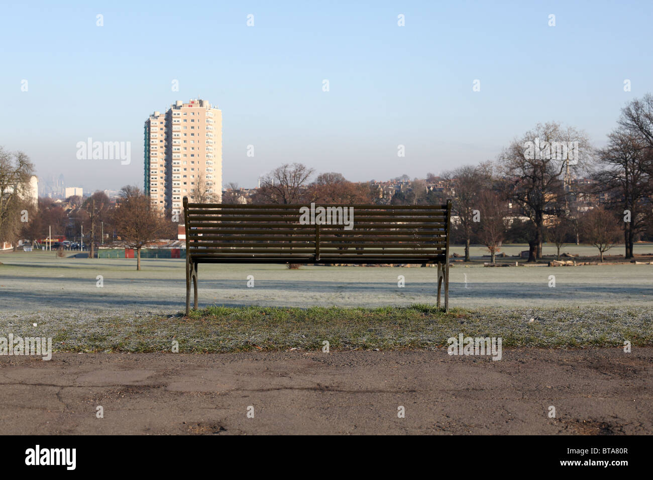 Panchina nel parco Foto Stock