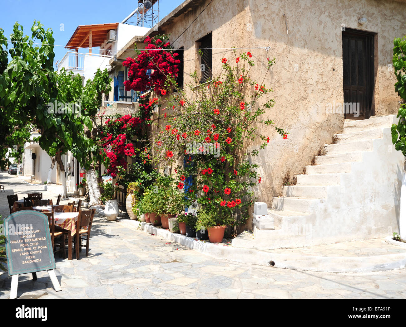 Tradizionale villaggio cretese in estate a Mirtos nel sud di Creta, Grecia Foto Stock