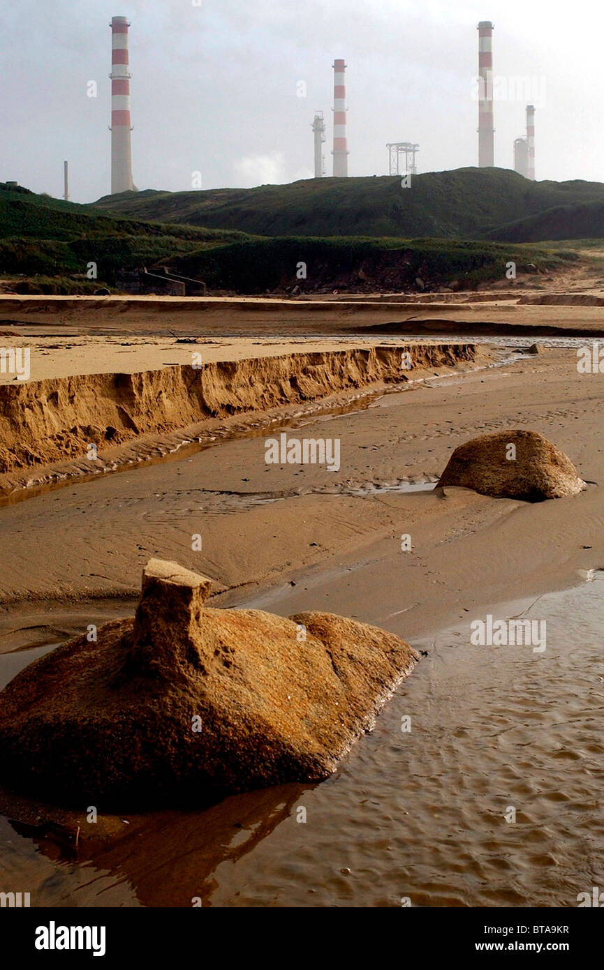 Mare inquinato. Raffineria di carburante Foto Stock