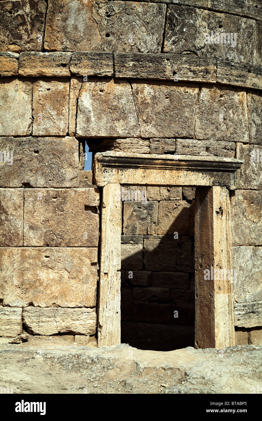 Le rovine della città antica di Hierapolis sulla collina Pamukkale, Turchia. Colori artistici aggiunto. Foto Stock