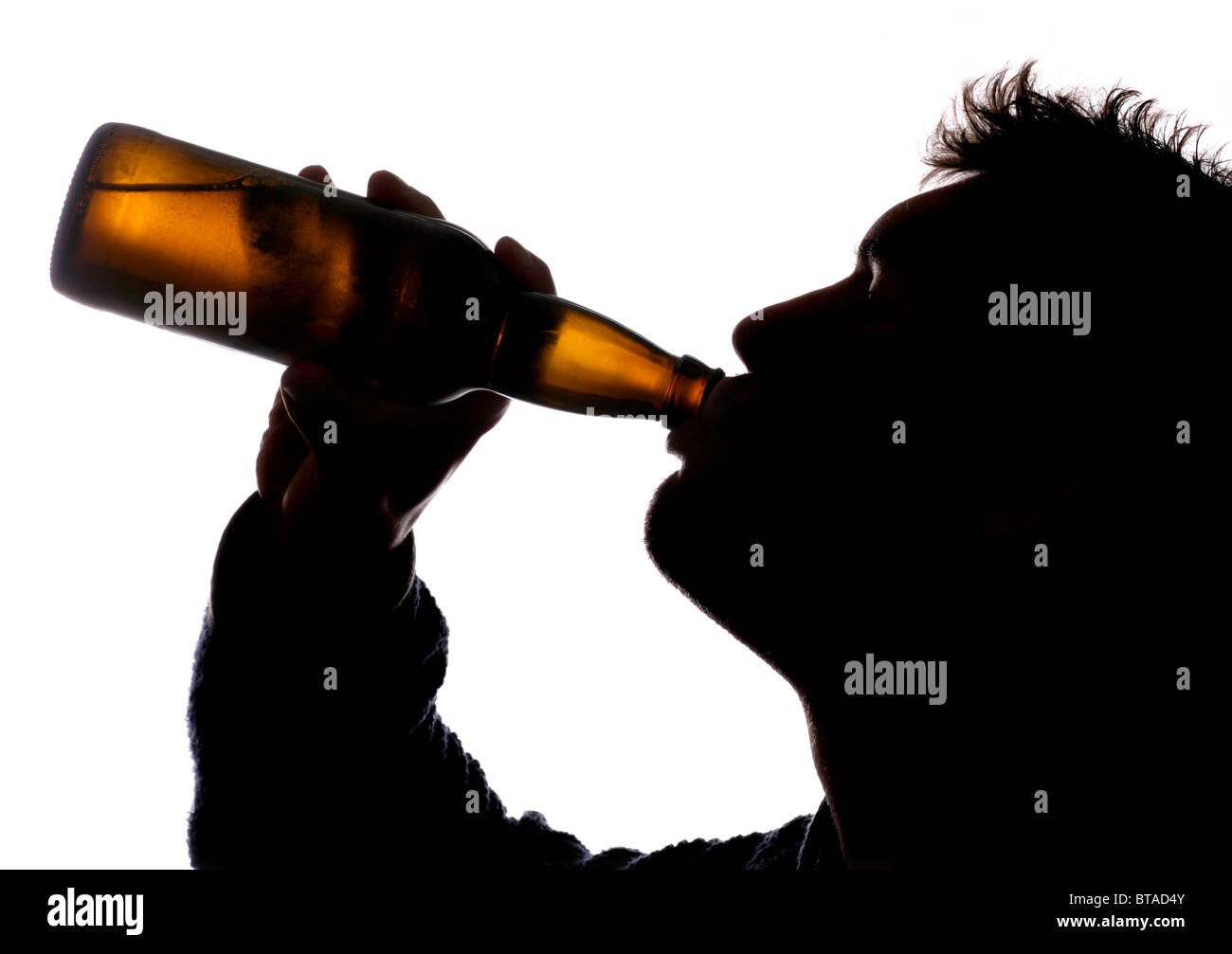 Uomo di bere una bottiglia di sidro silhouette Foto Stock