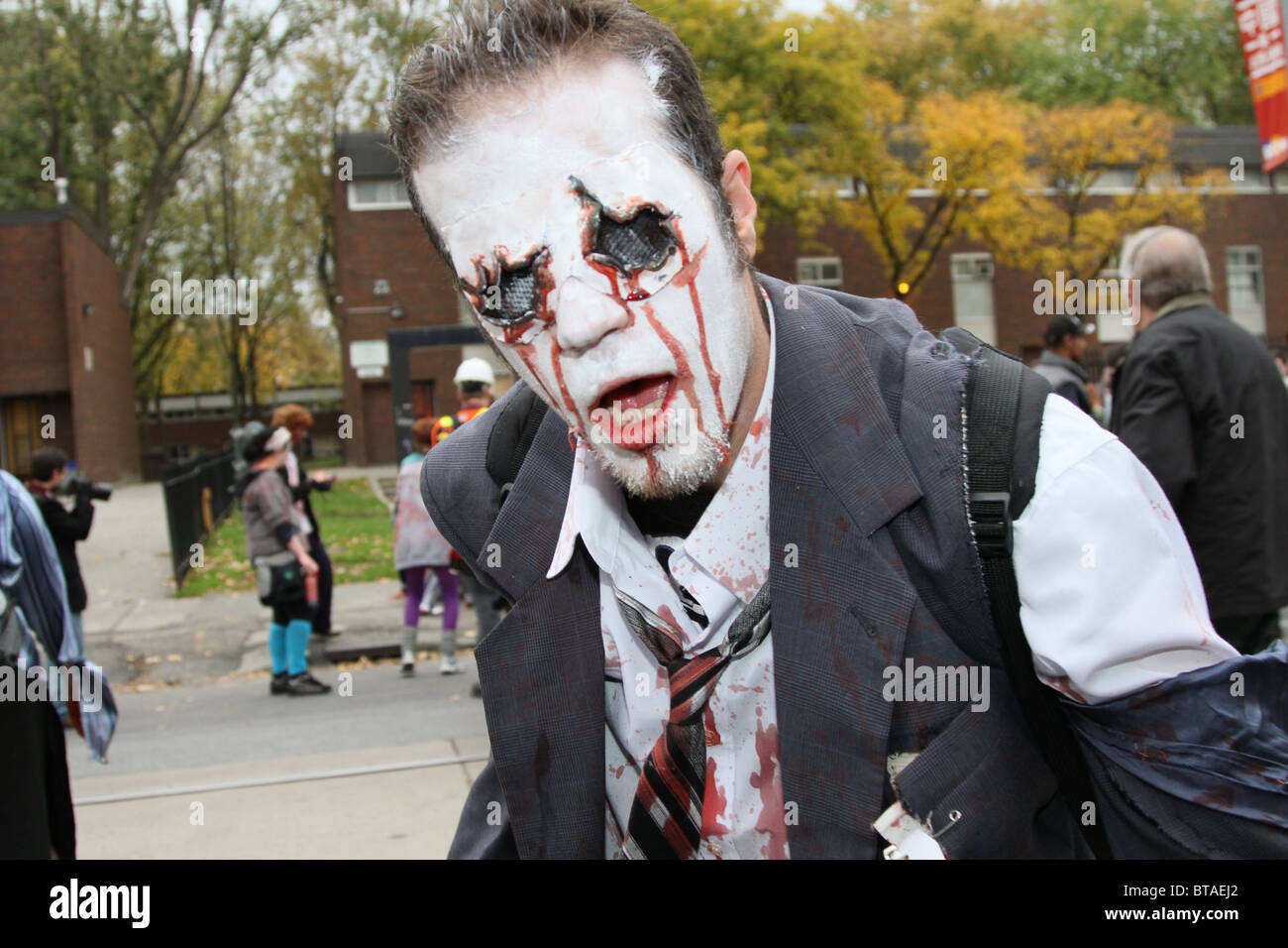 Zombie a piedi street halloween maschio Foto Stock
